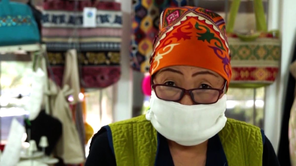 Šitím roušek platí za léky pro ženy s rakovinou v Kyrgyzstánu